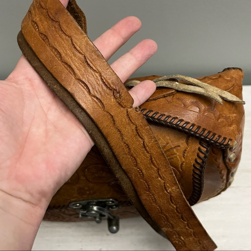 Vintage 70s 80s Hand Tooled Buckstitched Leather Shoulder Saddle Bag - Picture 12 of 16